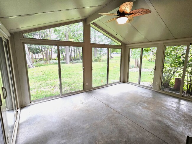 Building Photo - 11044 River Oaks Ln E