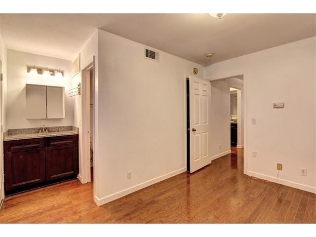 Building Photo - cute 1-1 3rd floor, UT bus across the street nice balcony