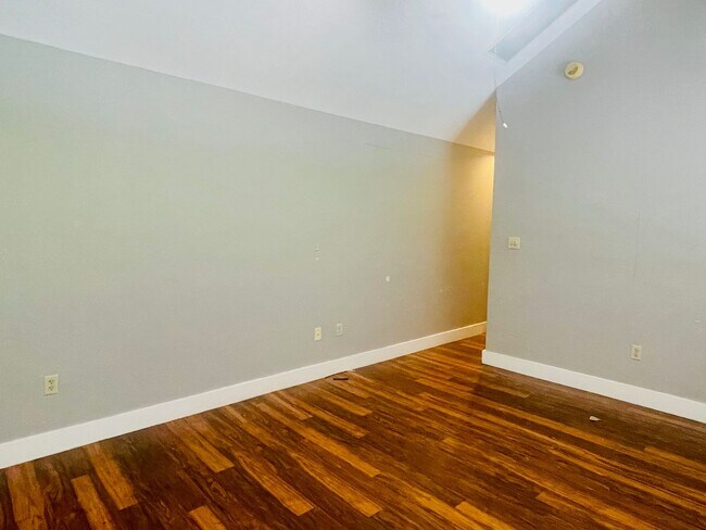 Building Photo - Partly Furnished 3-bedroom, 3-bath condo a...