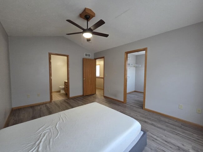 Building Photo - Spacious Town House for Rent