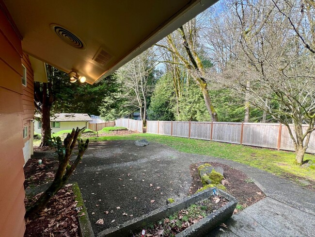 Building Photo - West Olympia Tri-Level Home