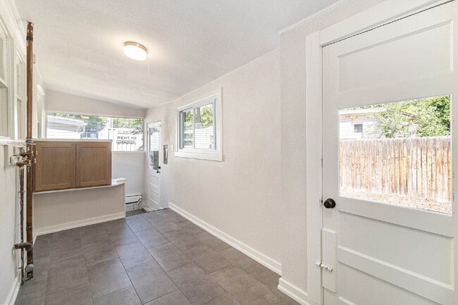 Building Photo - "Charming 3-Bed Oasis with Gleaming Hardwood Floors in the Heart of Boulder!"
