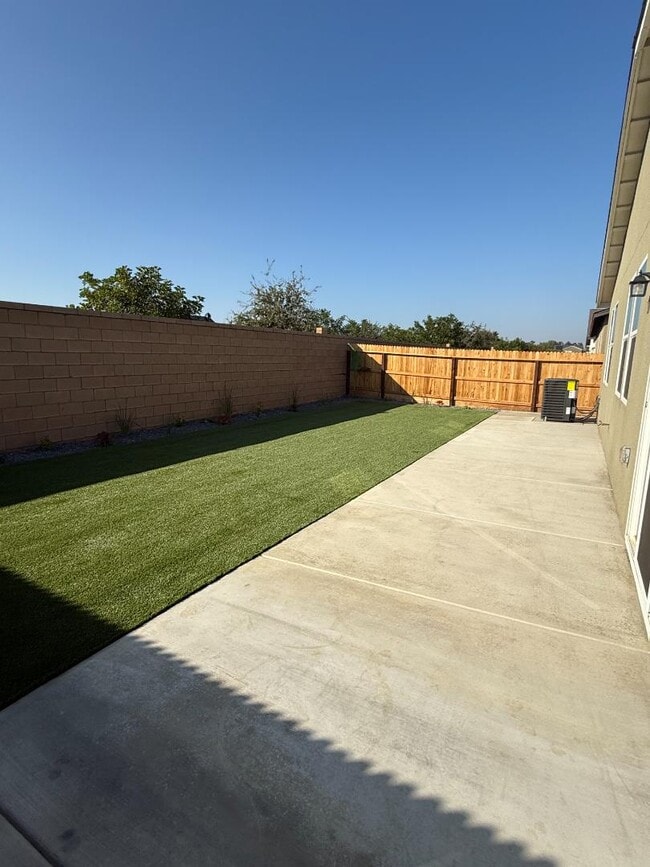 Building Photo - 2315 N Julieann St