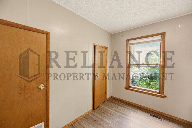 Building Photo - 1028 W Munnell Ave