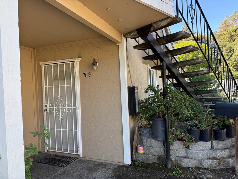 Building Photo - 789 S Freeway Dr