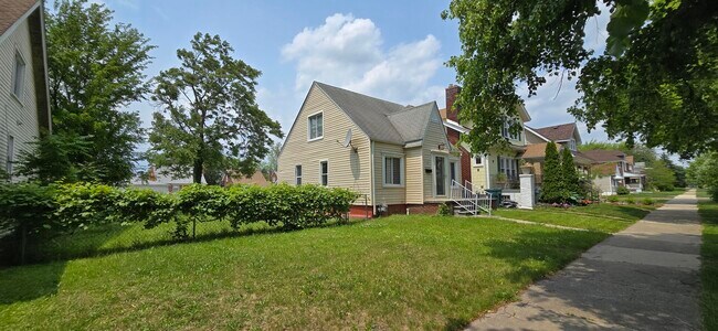 Building Photo - 7335 Maple St