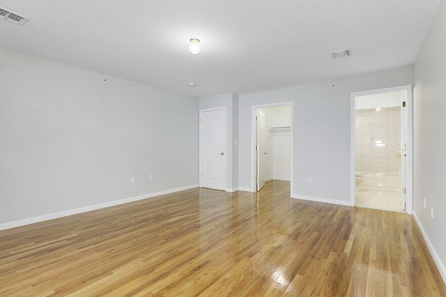 Building Photo - 276 Oraton St