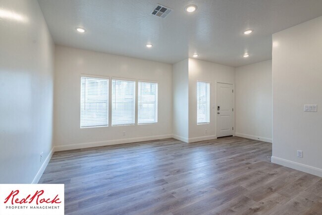 Building Photo - Stunning Spacious 3 Bedroom Unit