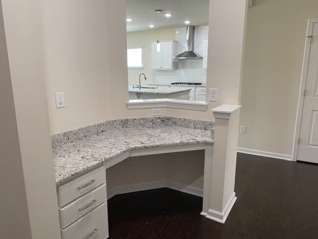 Building Photo - 439 Parlier Dr