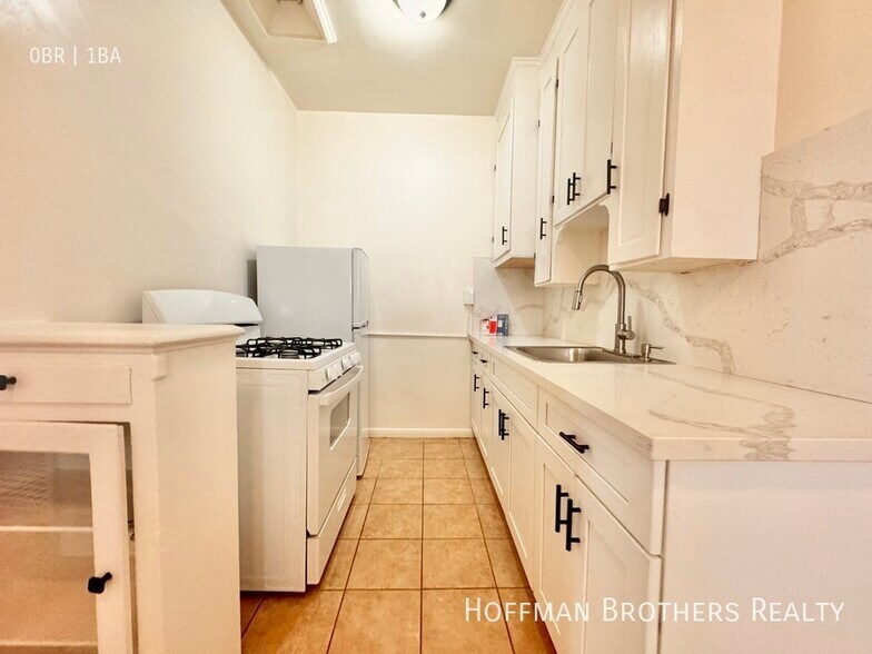 Building Photo - 608 S Dunsmuir Ave