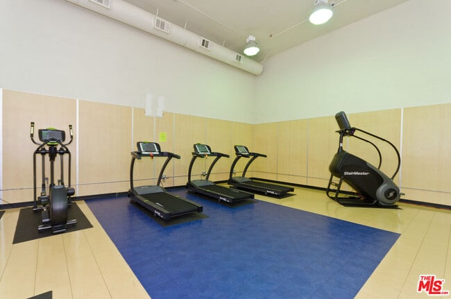 Building Photo - 10982 Roebling Ave