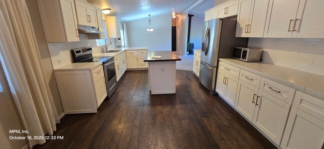 Building Photo - Large 3 bedroom home in the country