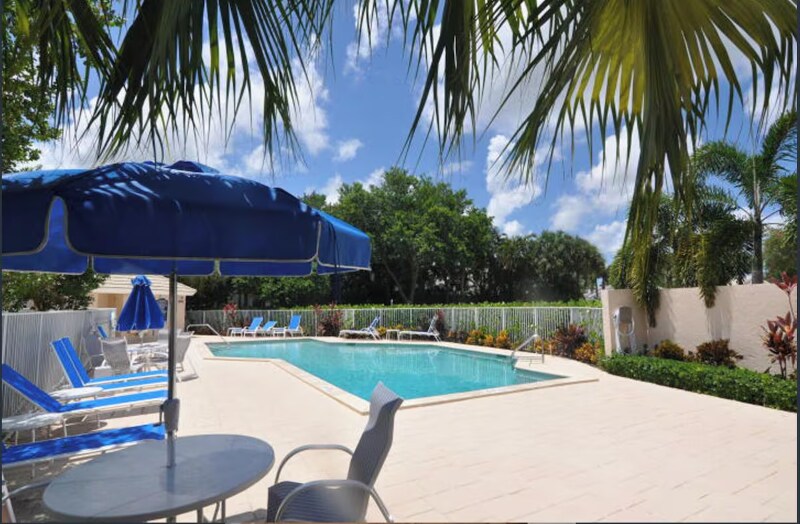 Building Photo - 20 Commodore Pl