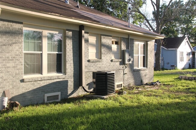 Building Photo - 724 Bowie St