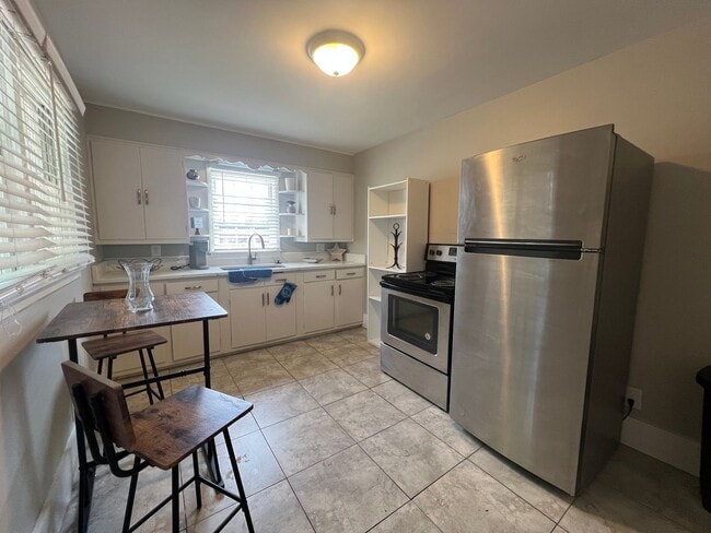 Building Photo - Fully furnished 1 bed and 1 bath duplex al...