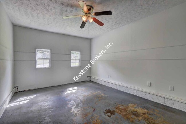 Building Photo - 198 Meadowlark Ln