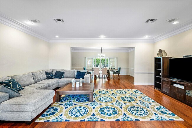 Building Photo - 2121 Areca Palm Rd