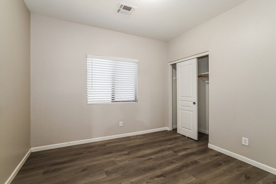 Building Photo - 2558 W Lynne Ln