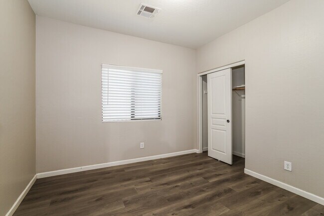 Building Photo - 2558 W Lynne Ln