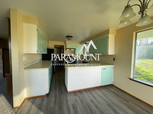 Building Photo - Tucked Away Upper 2 Bedroom Duplex in Port Orchard