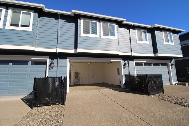 Building Photo - Impeccable 3 Bed/2.5 Bath Townhome located...