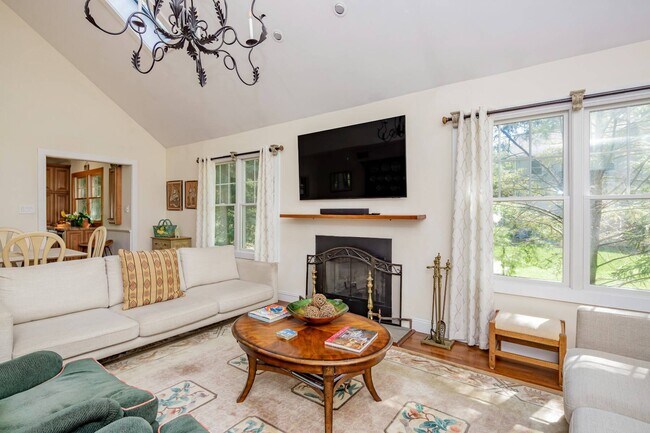 Building Photo - 49 Wooded Oak Ln