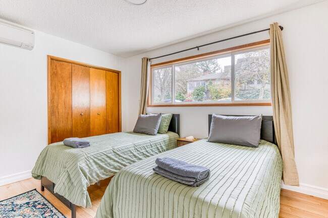 Building Photo - 3201 SW Sherwood Pl