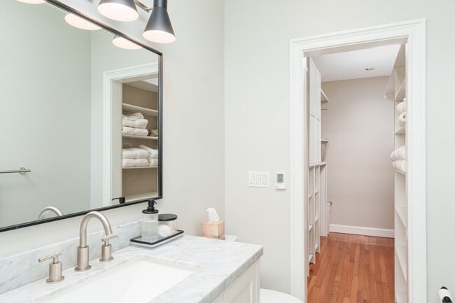 Building Photo - 99 W Circular St