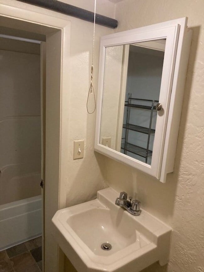Building Photo - (487) 25th Street Duplex  2 Bdrm / 1 Bthrm