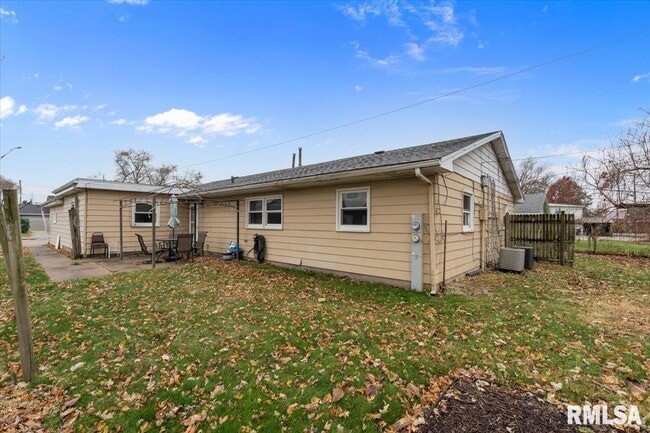 Building Photo - 925 2nd Ave E