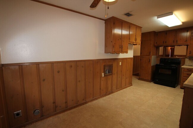 Building Photo - Coming Soon! 3 Bedroom 2 Bath Rental is So...