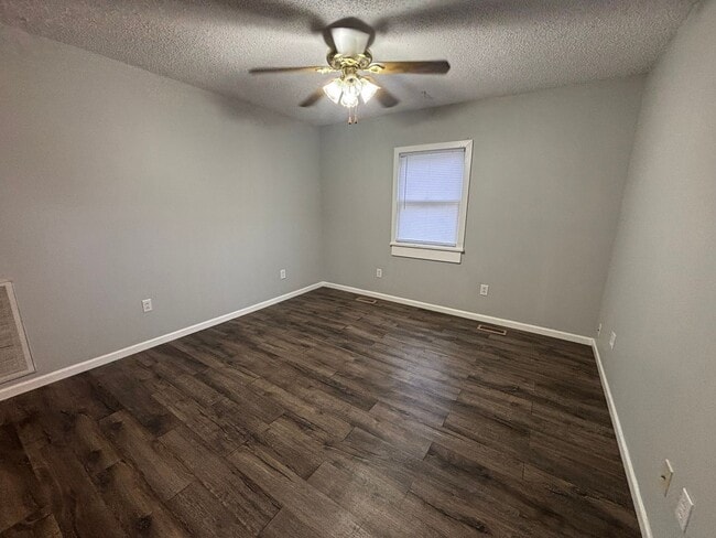 Building Photo - 513 N Maple St