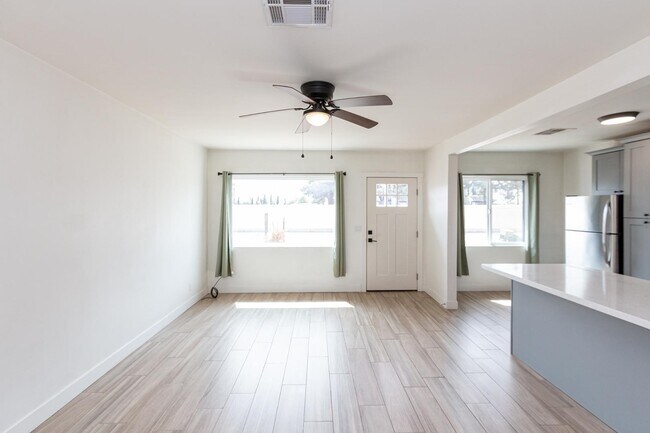 Building Photo - 114 E Elliot Rd