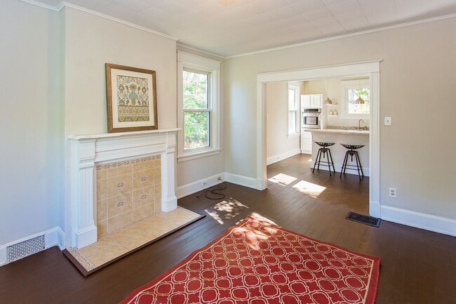 Building Photo - BOND HILL-  3 STORY 3 BEDRM 2 FULL BATH OPEN FLOOR PLAN w GARAGE