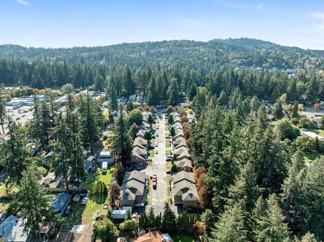 Building Photo - Large 2 bed 1.5bath townhouse