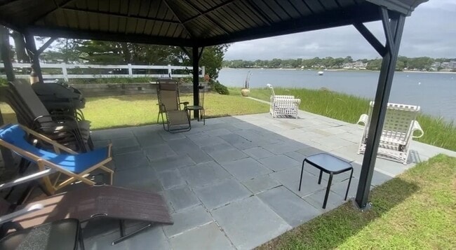 Building Photo - 22 Cove St