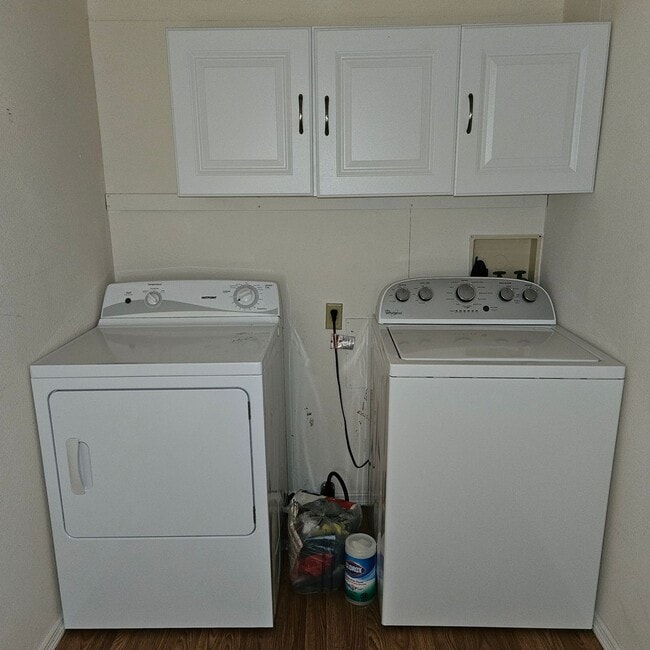 Building Photo - Furnished 2 bedroom, 2 bath available now