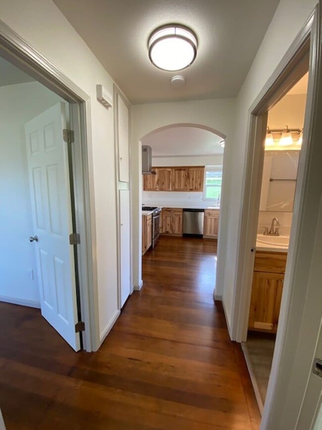 Building Photo - Beautifully done, 2/1 house in Eureka