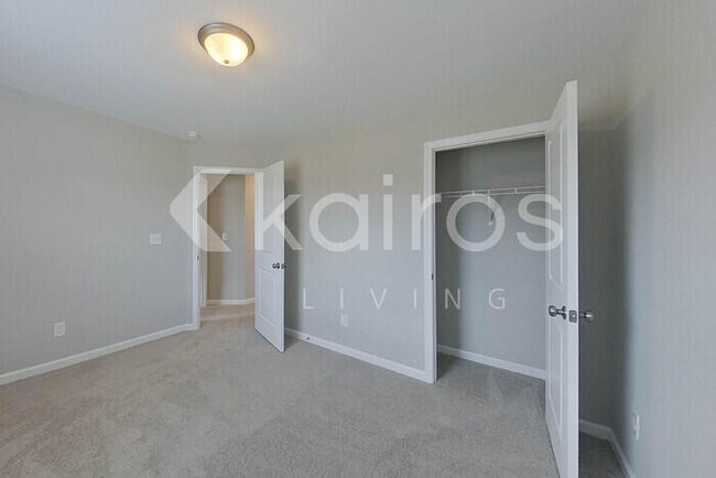 Building Photo - 857 Silent Barge Cv