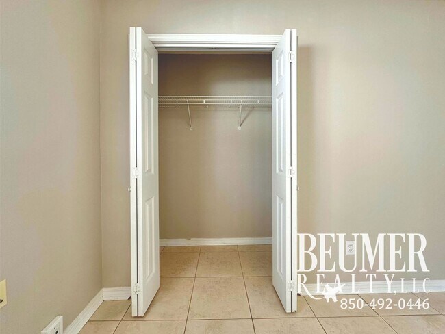 Building Photo - Charming 3br 2 bath Located 4 miles from NAS Back Gate