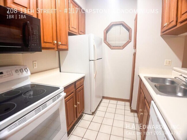 Building Photo - 708 11th St