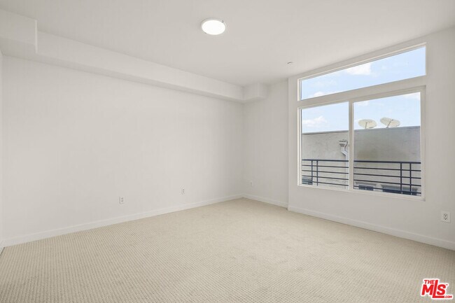 Building Photo - 401 Serrano Ave