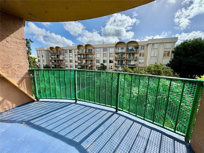 Building Photo - 9360 Fontainebleau Blvd