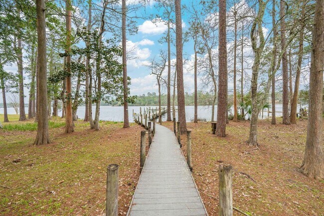 Building Photo - Enjoy resort-style amenities with this rental!