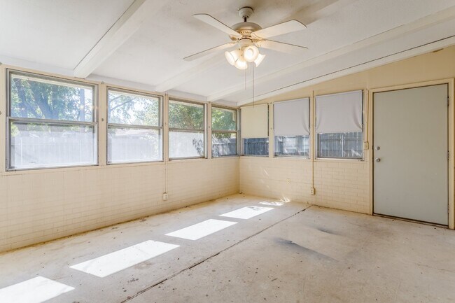 Building Photo - 3 bedroom, 2 bath home in the beautiful Westlink neighborhood in West Wichita.