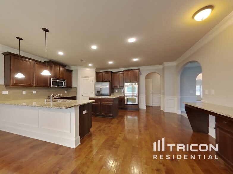 Building Photo - 4627 Town Manor Dr
