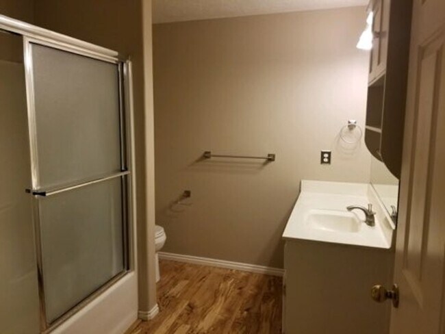 Building Photo - Beautiful Bloomington Hills Home