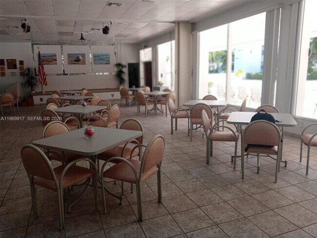 Building Photo - 20400 W Country Club Dr