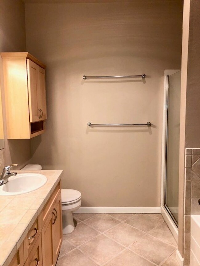 Building Photo - 1Bd/1.5Ba Kenmore Condo