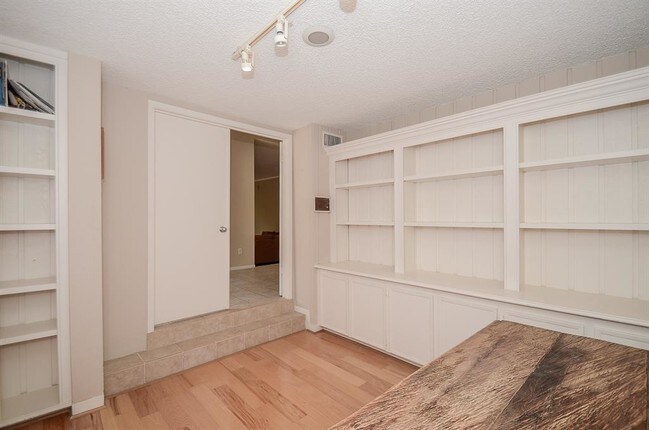 Building Photo - 130 Sugar Berry Cir